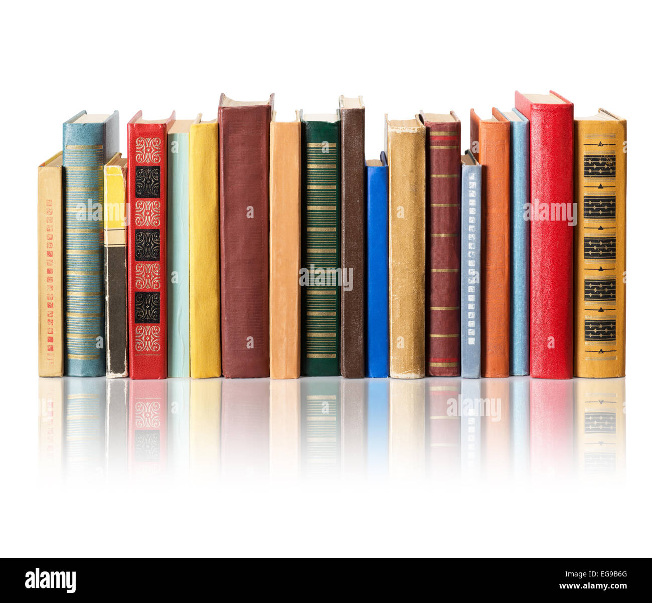 Bücher auf weißem Hintergrund mit Reflexion Stockfoto