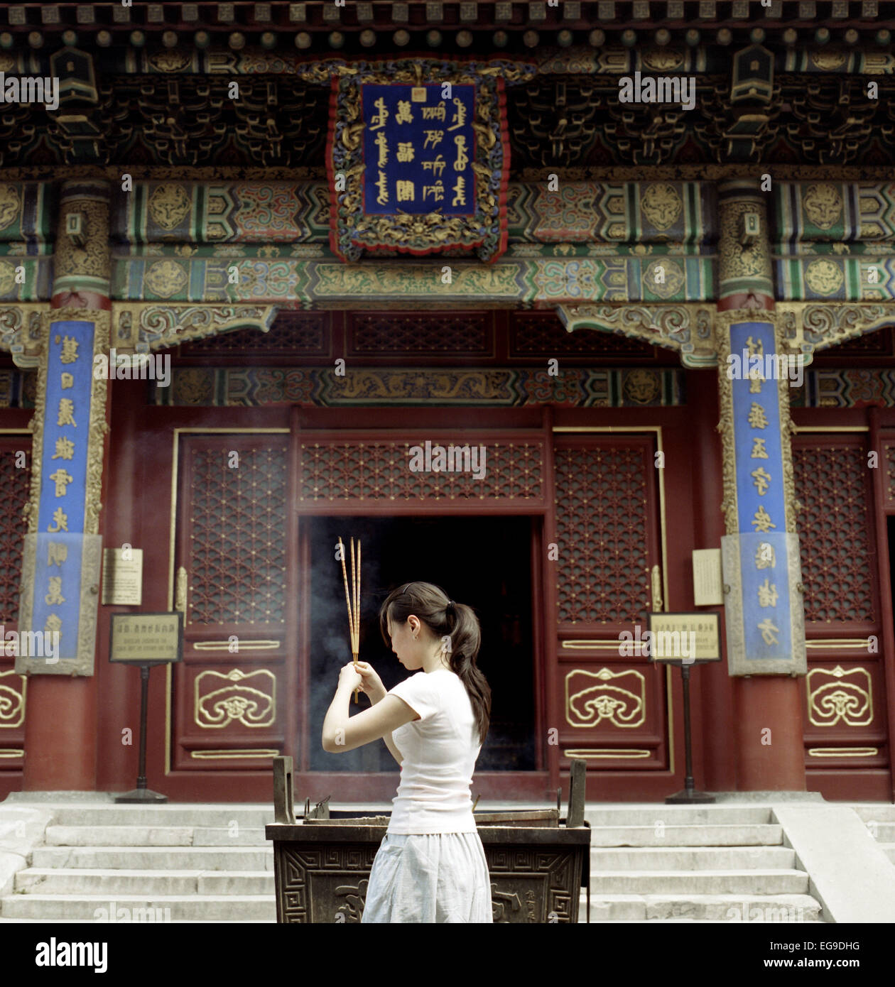 Frau beten im Tempel, Peking, China Stockfoto