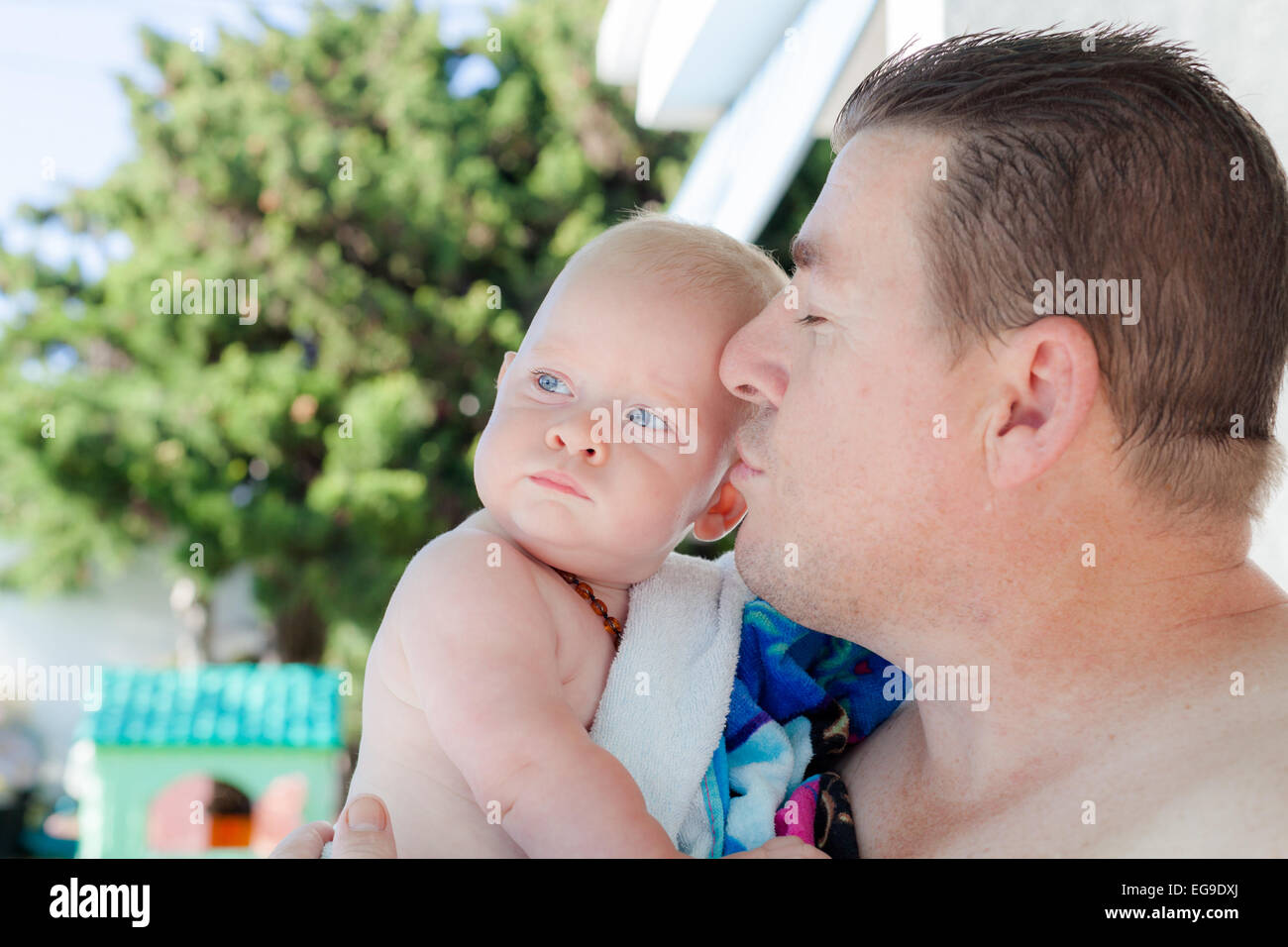Porträt eines Vaters küssen seinen Sohn Stockfoto