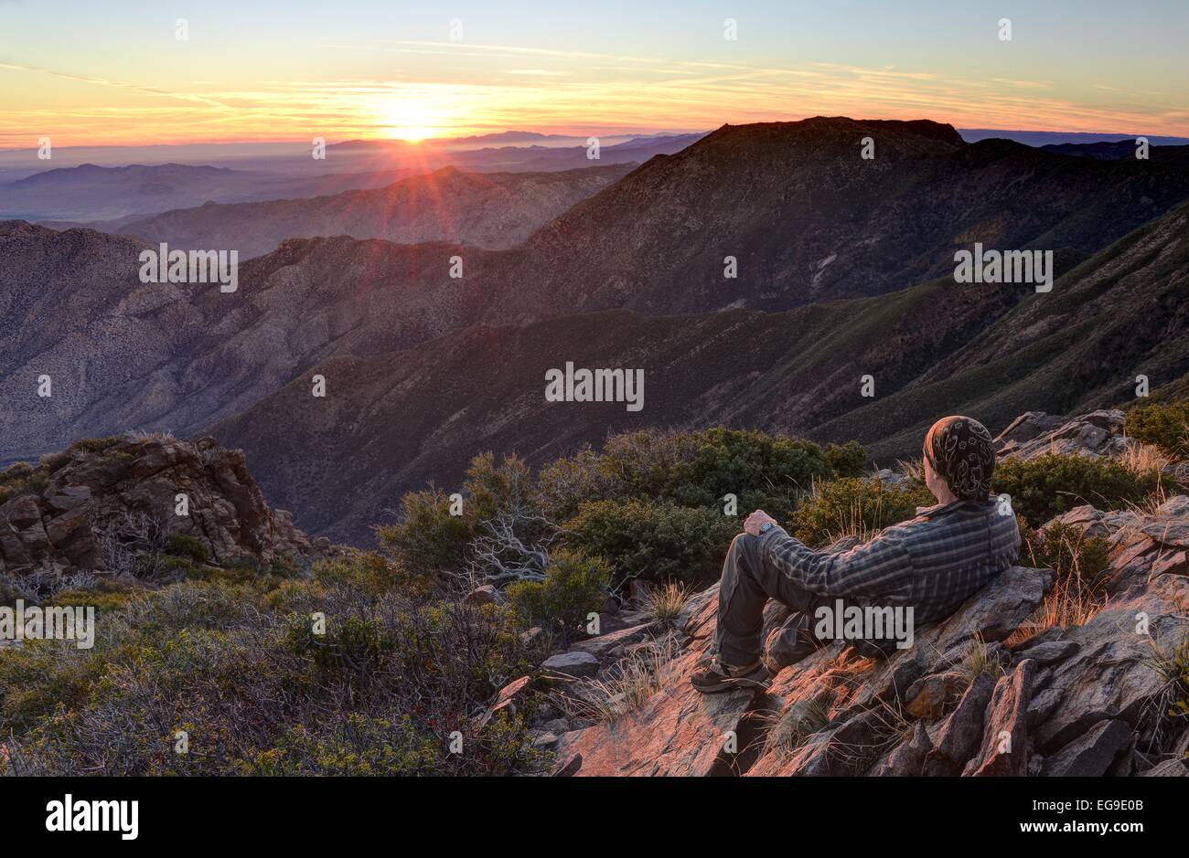 USA, California, Cleveland National Forest, Wanderer auf der Suche bei Sonnenaufgang Stockfoto