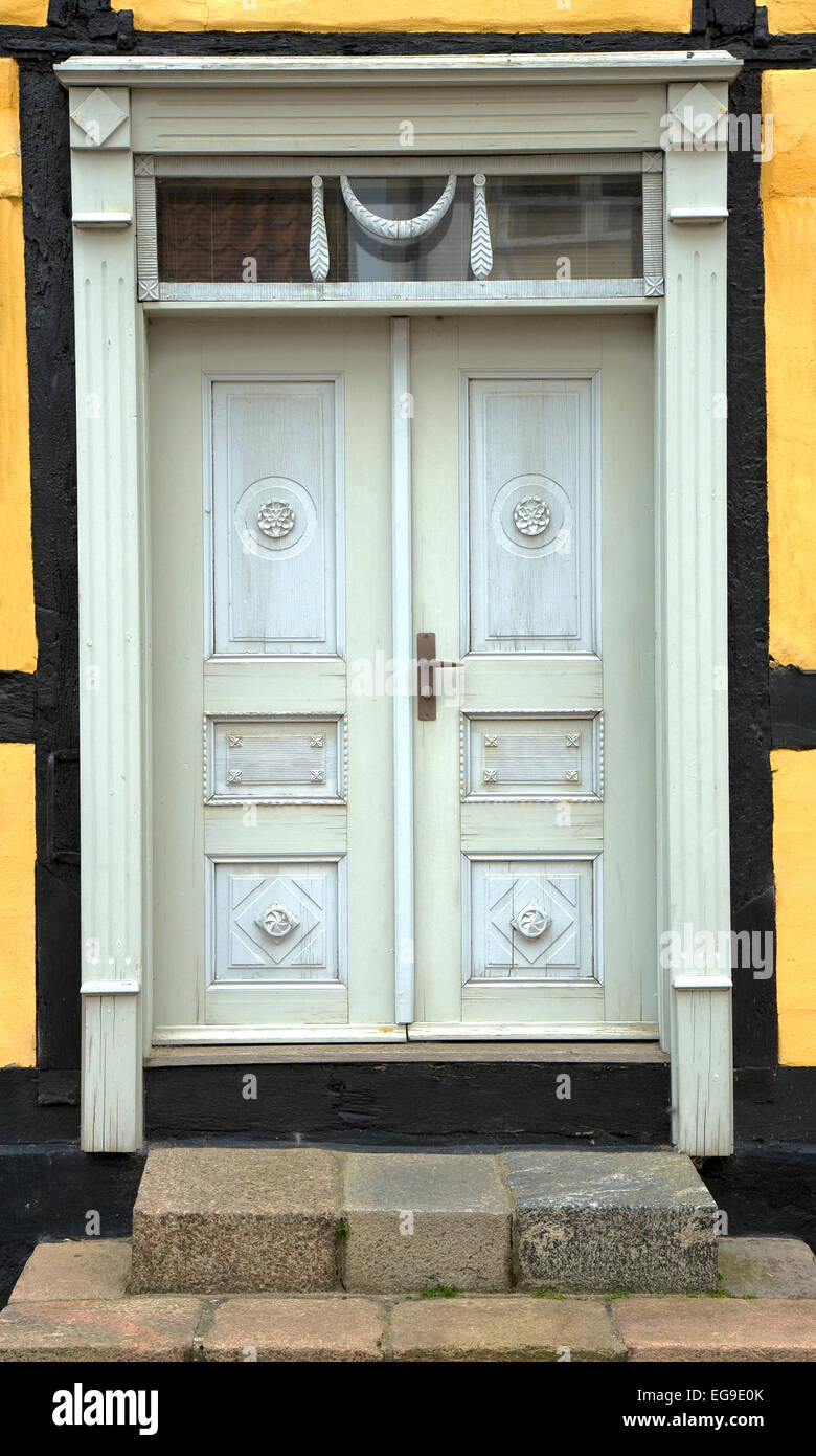 Graue Doppeltür. Schuss aus Viborg, Dänemark Stockfoto