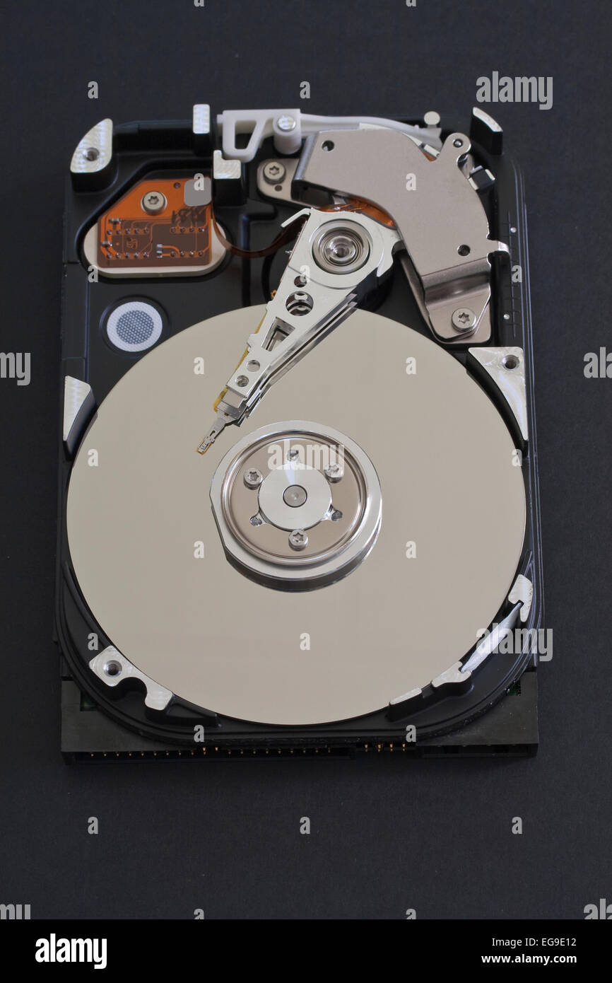 Hautnah auf der Innenseite von einem Festplattenlaufwerk Stockfoto