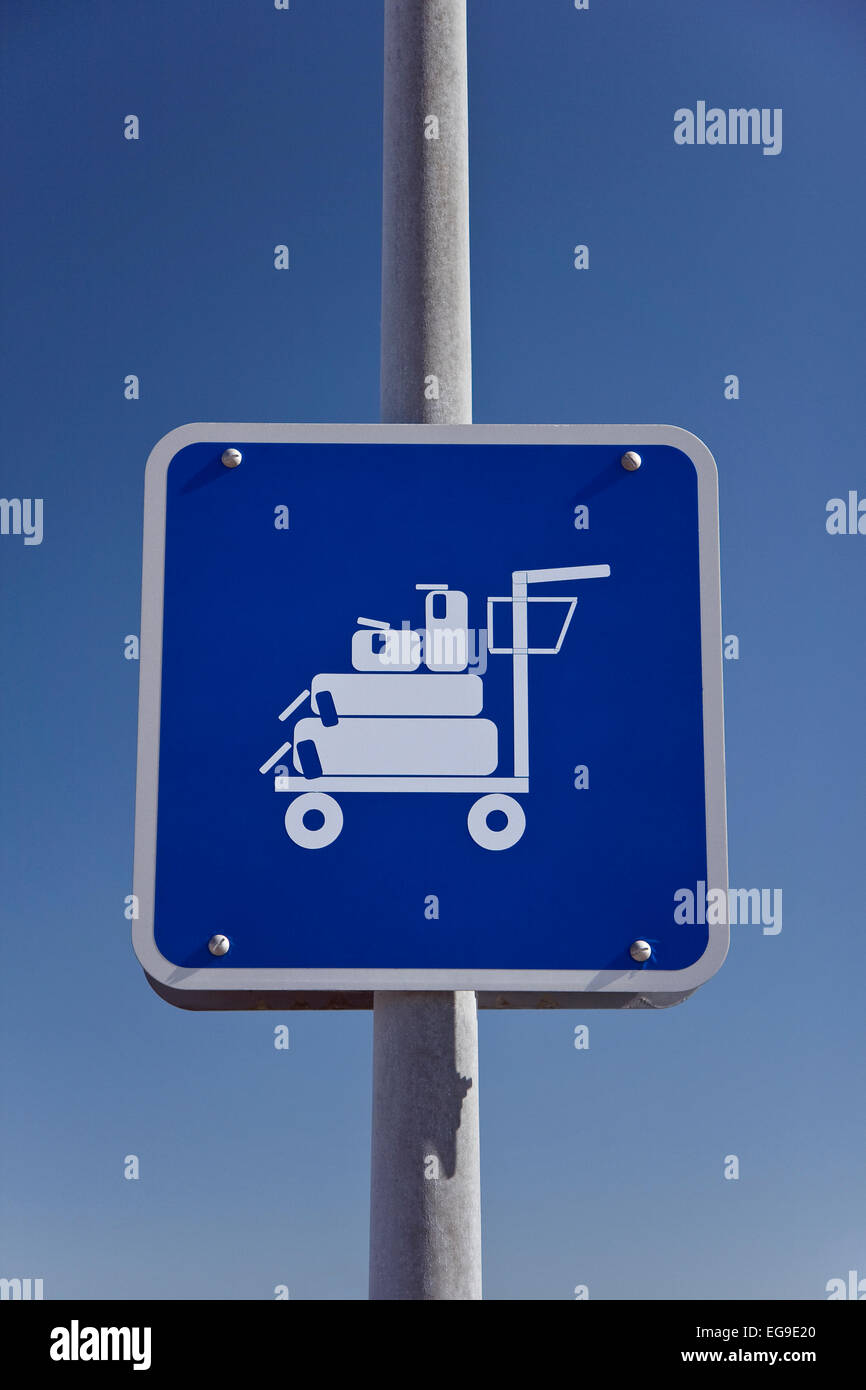 Gepäck-Schild an einem Pfosten gegen den blauen Himmel Stockfoto