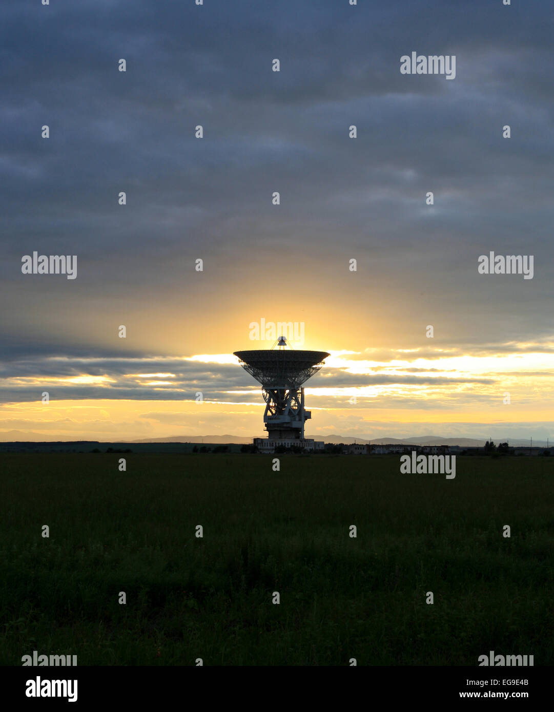 Locator einer Weltraum Kommunikation gegen einen Sonnenuntergang. Stockfoto