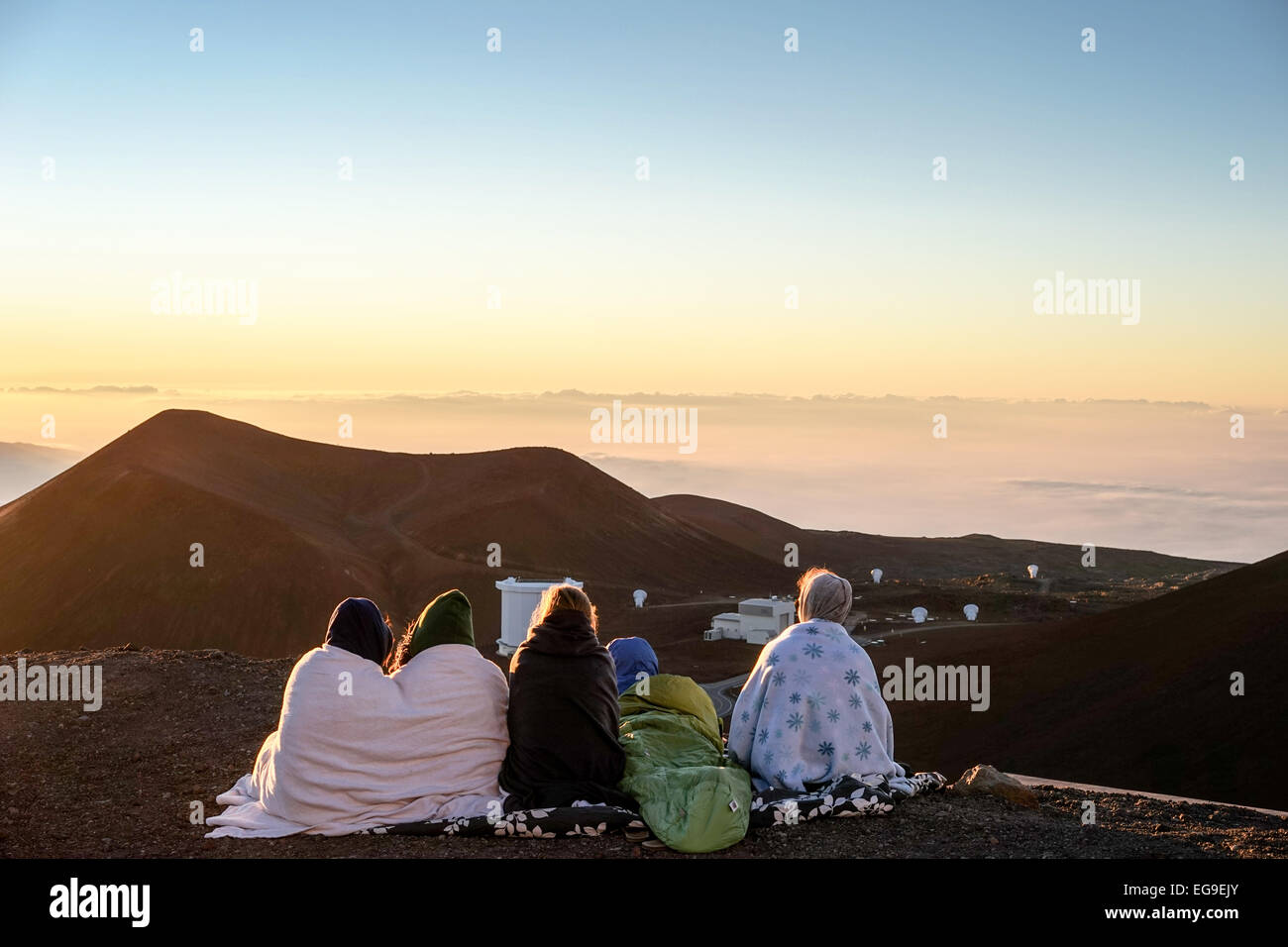 Menschen, eingewickelt in Decken, Sonnenuntergang Stockfoto