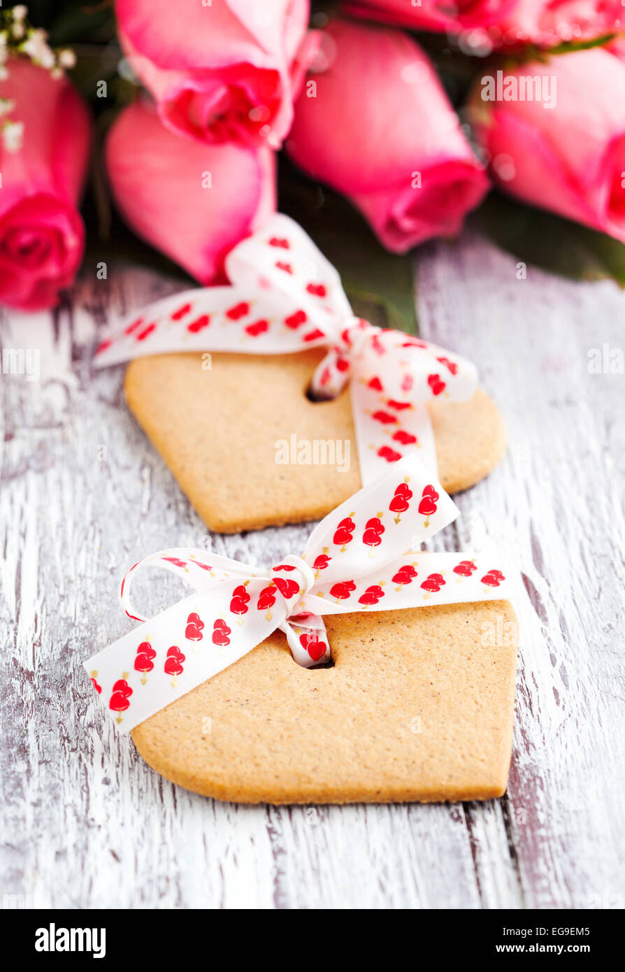 Herzförmige Kekse und rosa Rosen für valentinstag Stockfoto