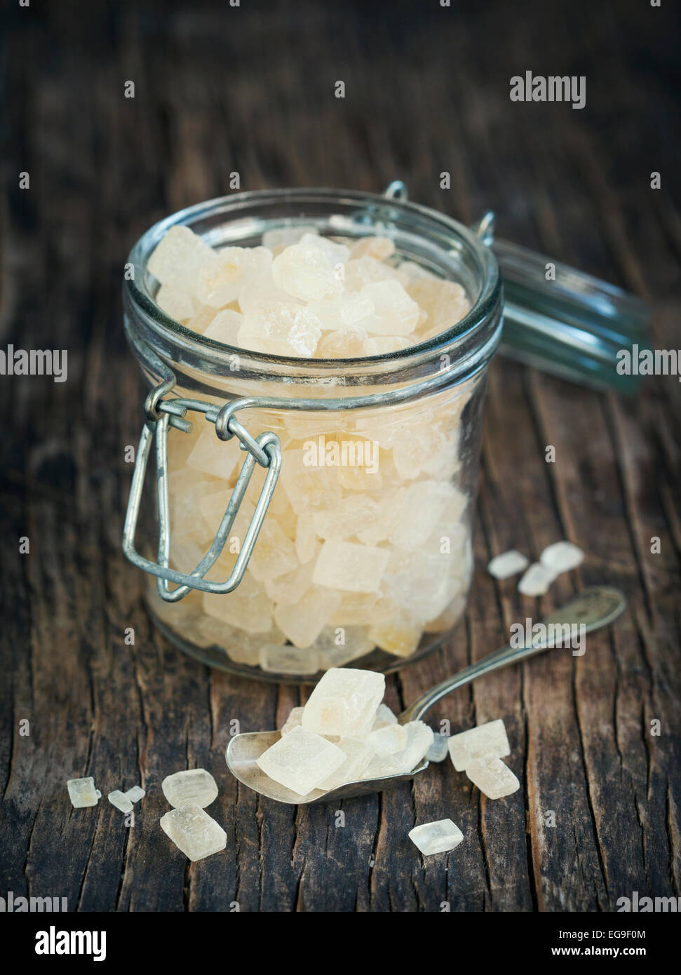 Kristallzucker in Glas Stockfoto