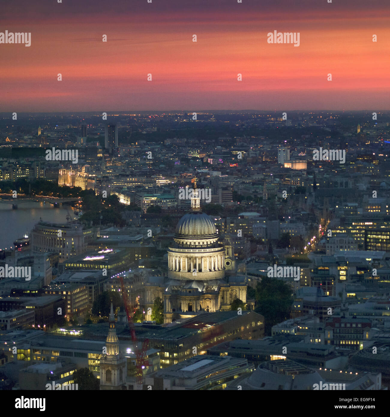 Großbritannien, England, London, beleuchtete Stadtbild mit St. Pauls Cathedral Stockfoto