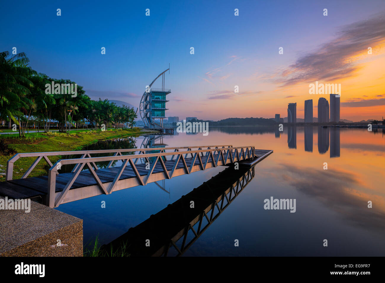 Pullman Putrajaya, Malaysia, Sonnenaufgang am Steg am See Stockfoto