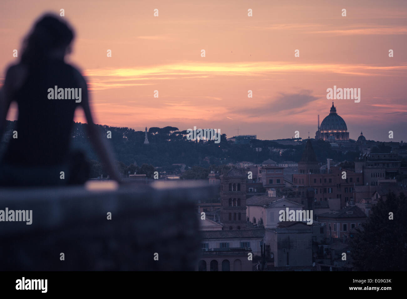 Italien, Rom, Frau Darsteller römische Sonnenuntergang am Giardino Degli Aranci Peak Stockfoto