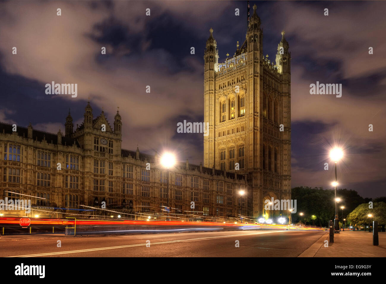 Großbritannien, England, London, Victoria Tower bei Nacht Stockfoto