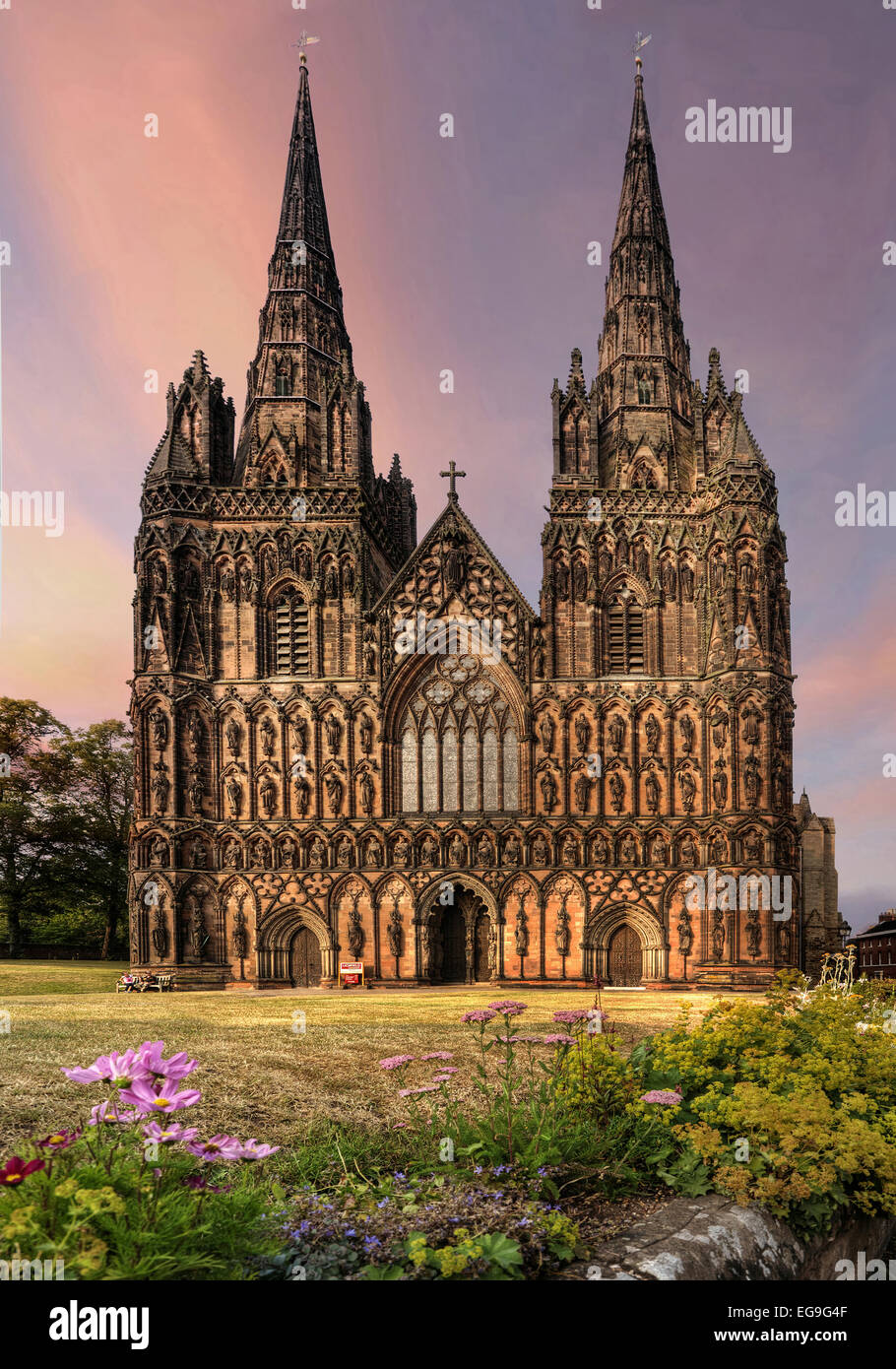 Großbritannien, England, Staffordshire, Westfassade der Kathedrale von Lichfield Stockfoto