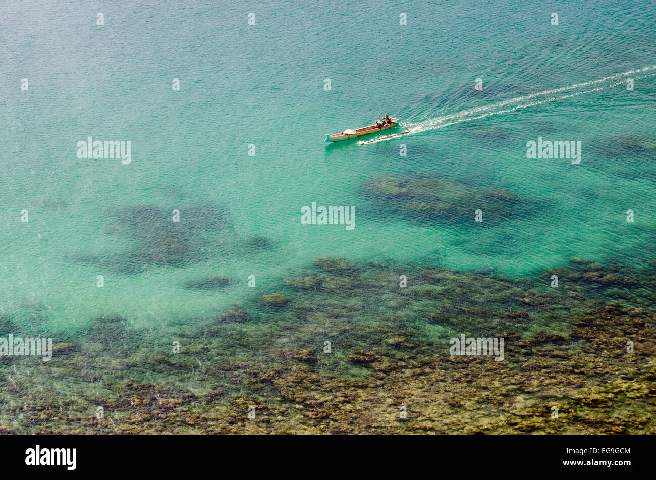 Indonesien, Lombok, erhöhte Ansicht von Fischerboot im Meer Stockfoto