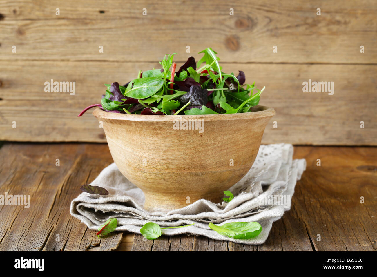 Mix Salat (Eisberg, Rucola, rote Beete) in einer Holzschale