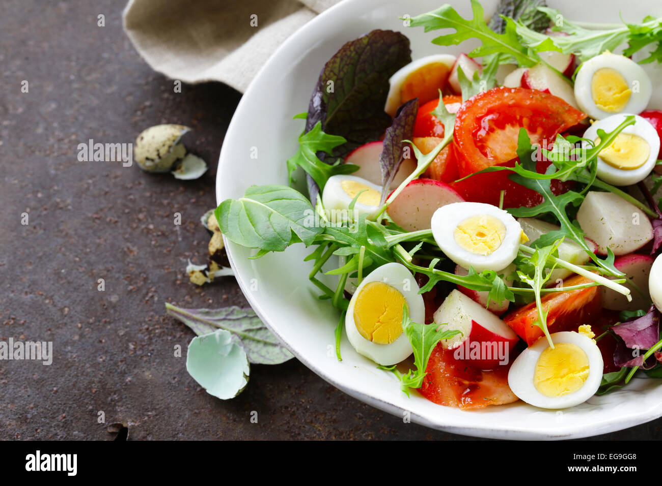 Ostern Frühling Salat mit Wachteleiern, Tomaten und Gurken ...