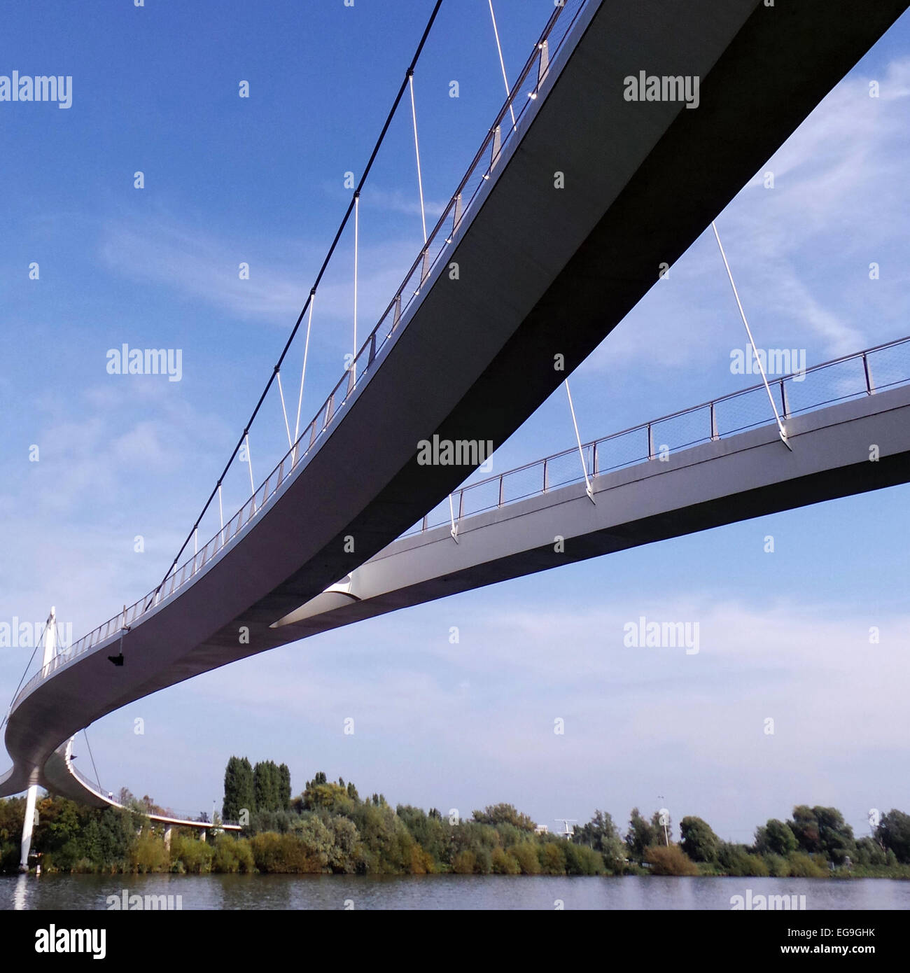 Niedrigen Winkel Ansicht der Hängebrücke am Fluss, blauer Himmel Stockfoto
