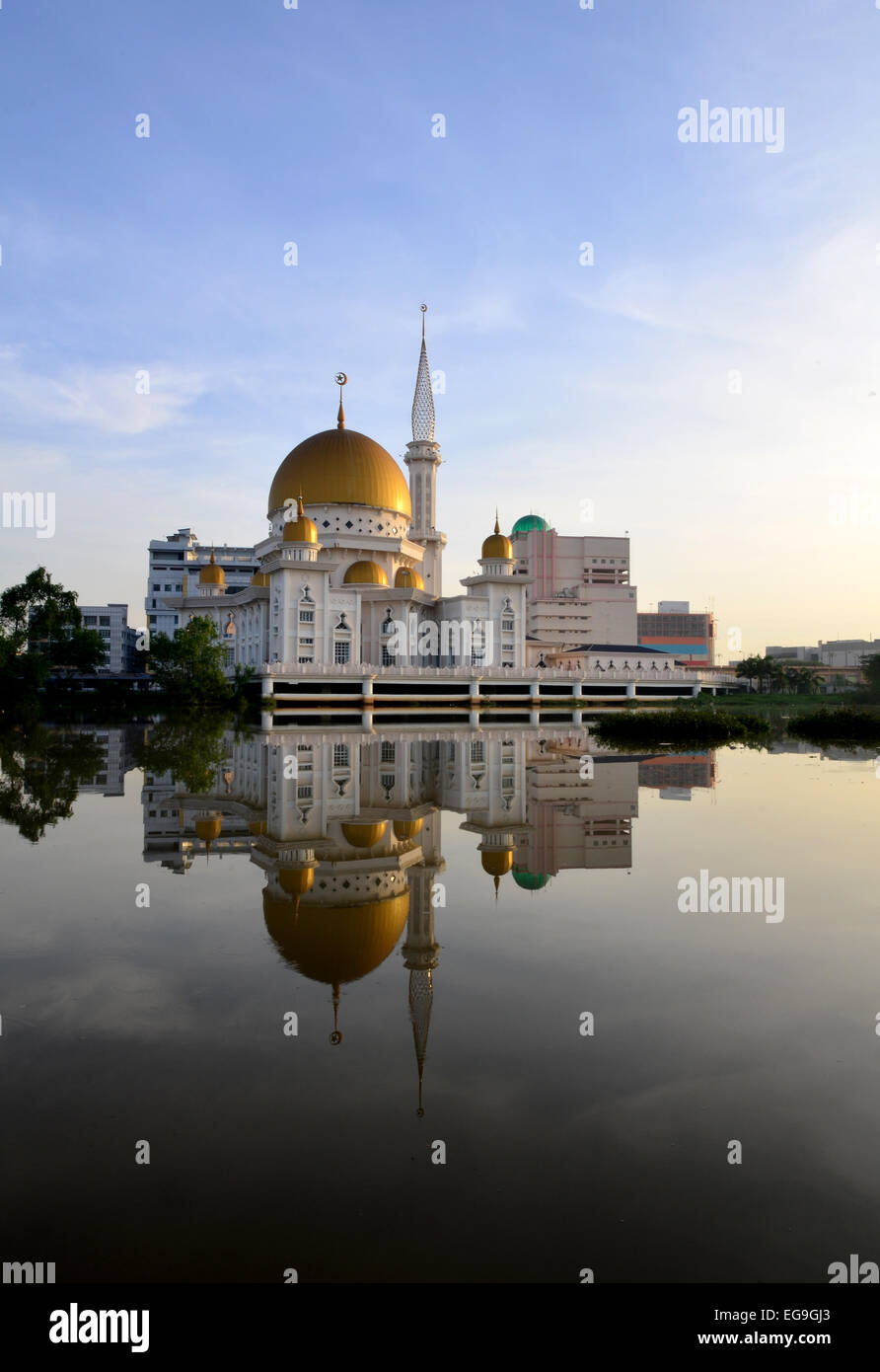 Malaysia, Klang, Heilige Moschee, symmetrische Blick auf weiße Moschee mit goldenen Kuppel im Fluss Stockfoto