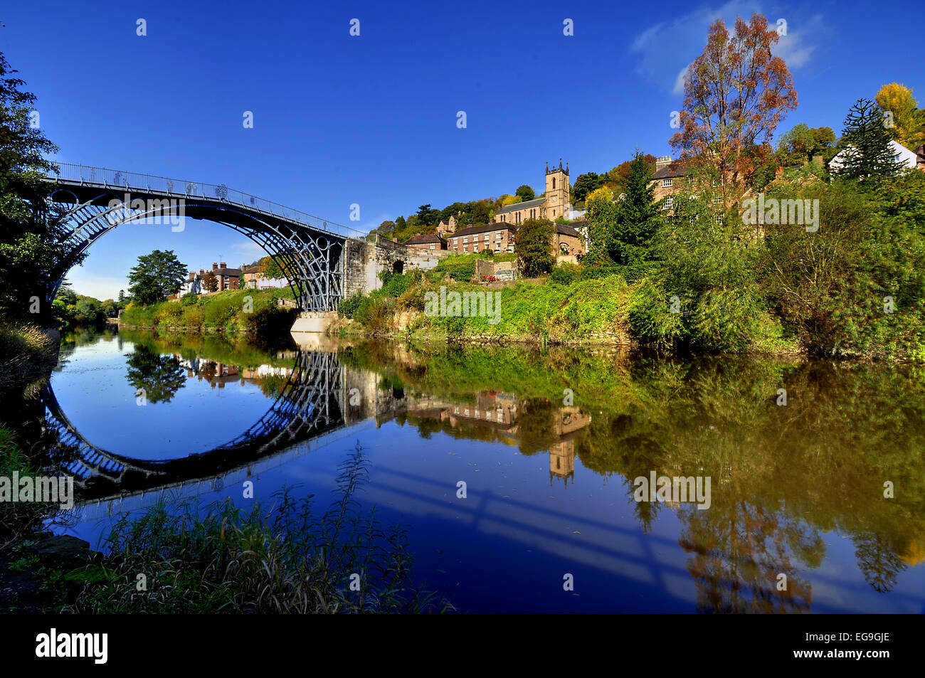 Großbritannien, England, Shropshire, Telford, symmetrische Ansicht von Ironbridge und Hill im Wasser reflektiert Stockfoto
