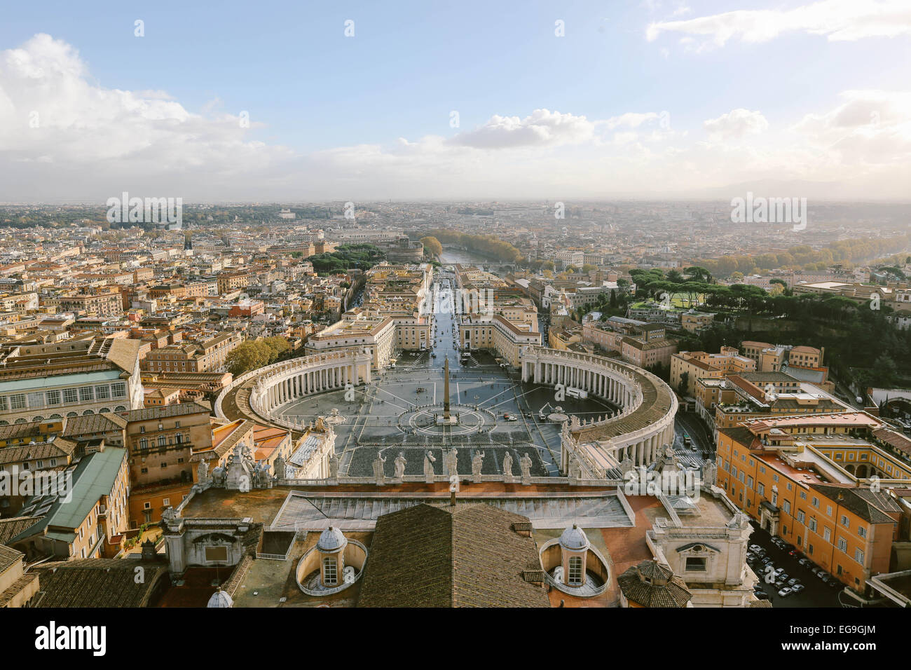 Italien, Rom, Vatikan, Vatikanstadt, Petersplatz, erhöhten Blick auf St. Peter's Square und Horizont über Stadt Stockfoto