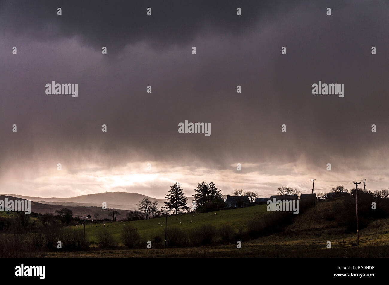 Ardara, County Donegal, Irland. Sturmwolken einziehen vom Atlantischen Ozean zum Jahresbeginn eine vorhergesagte stürmischen, nassen, kalten Wochenende. Stockfoto
