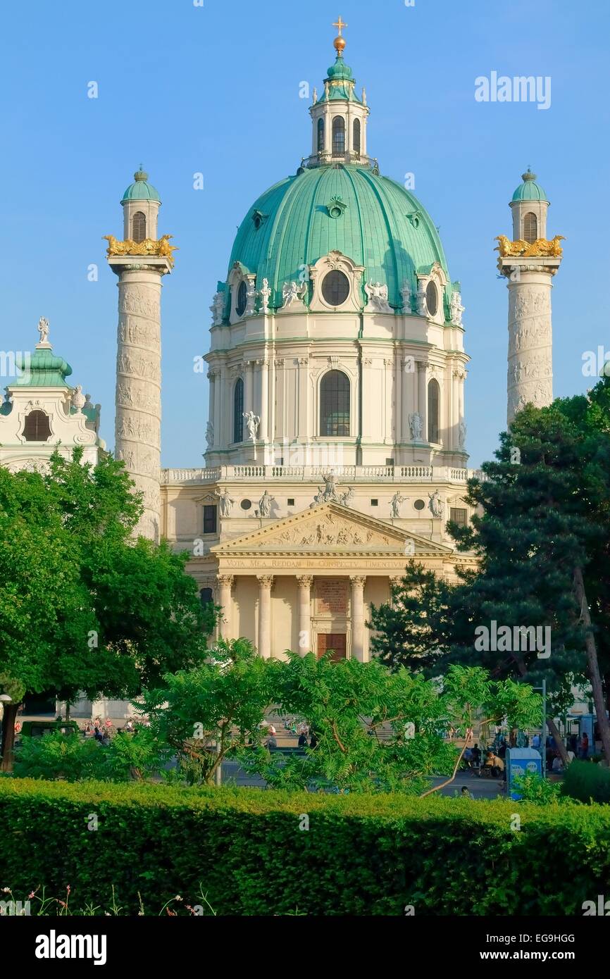 Resselpark mit der barocken Karlskirche Kirche, entworfen von Johann Bernhard Fischer von Erlach, Karlsplatz Quadrat, Vienna Stockfoto