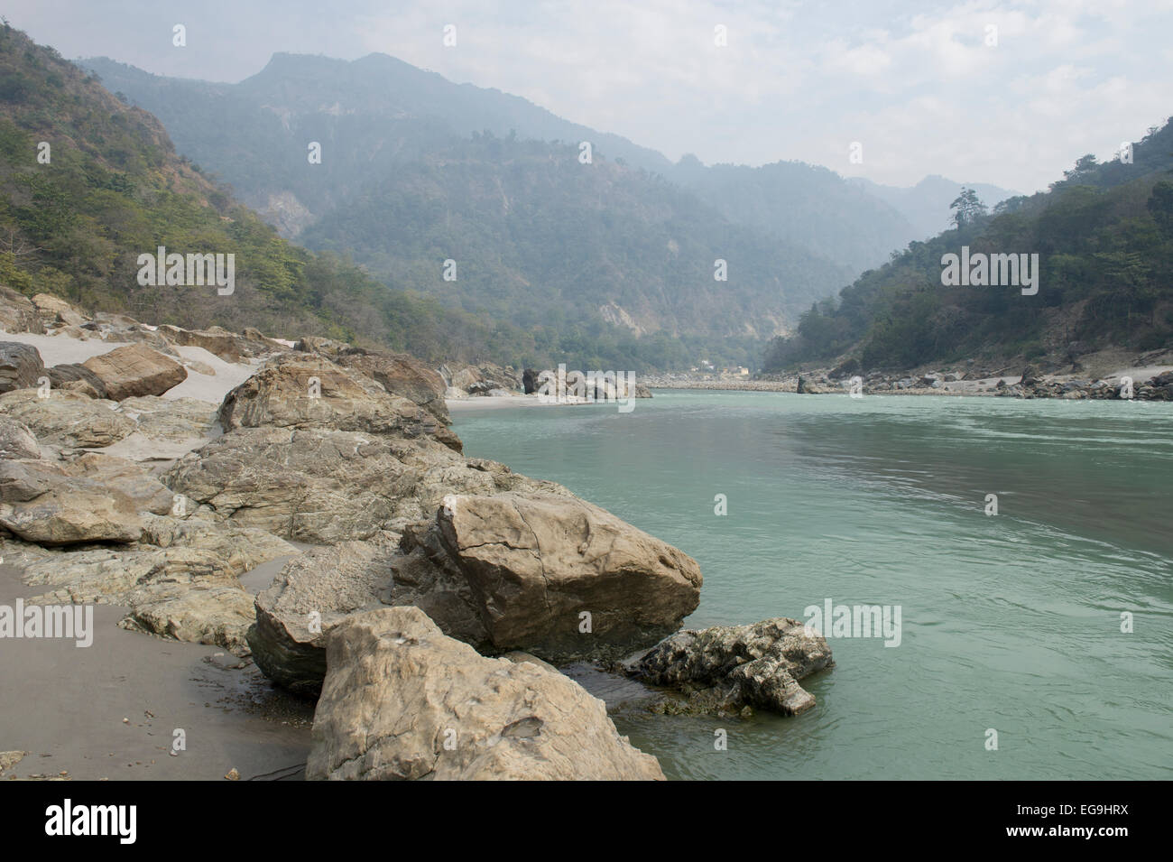 Der Ganges oder Ganga Fluss in den Ausläufern des Himalaya, oberhalb von Rishikesh in Uttarakhand, Nordost-Indien. Stockfoto