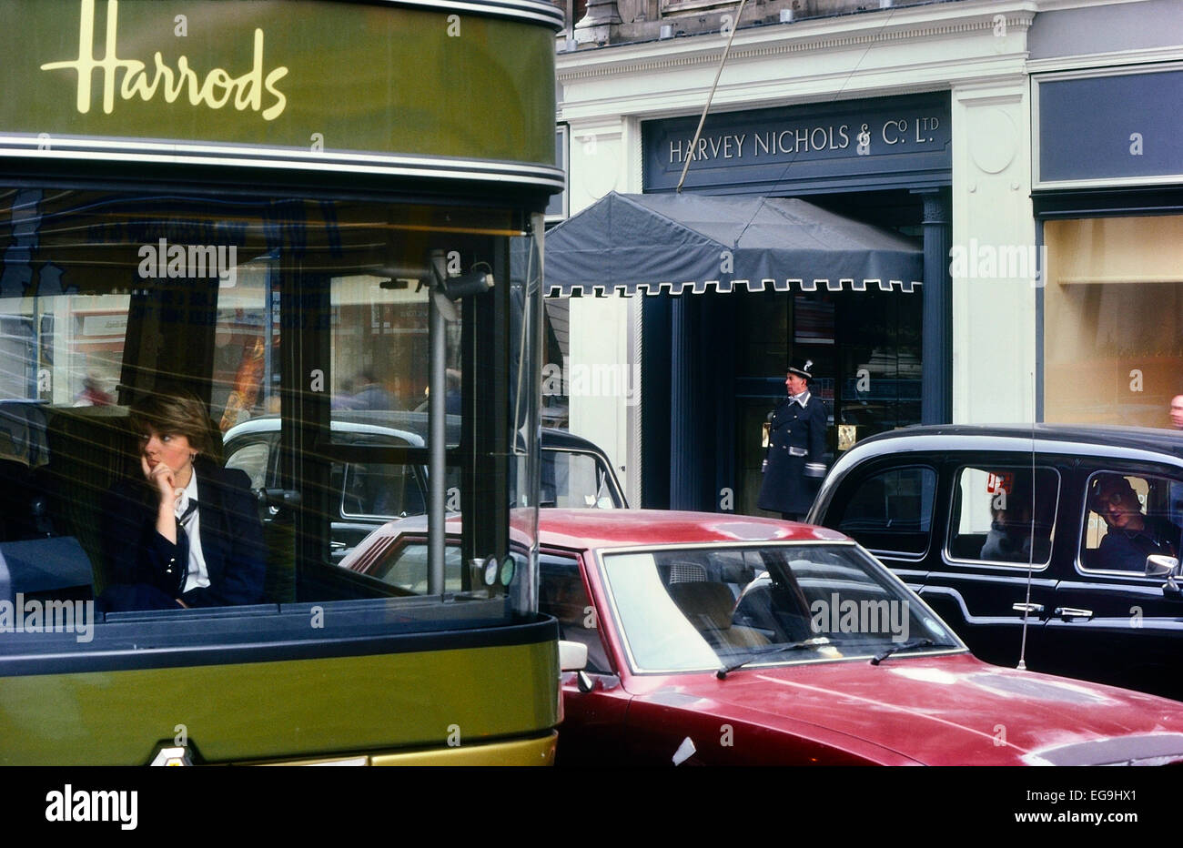 Harrods Tourist Bus vorbei am Kaufhaus Harvey Nichols in Knightsbridge. London. UK. Ca. 80er Stockfoto
