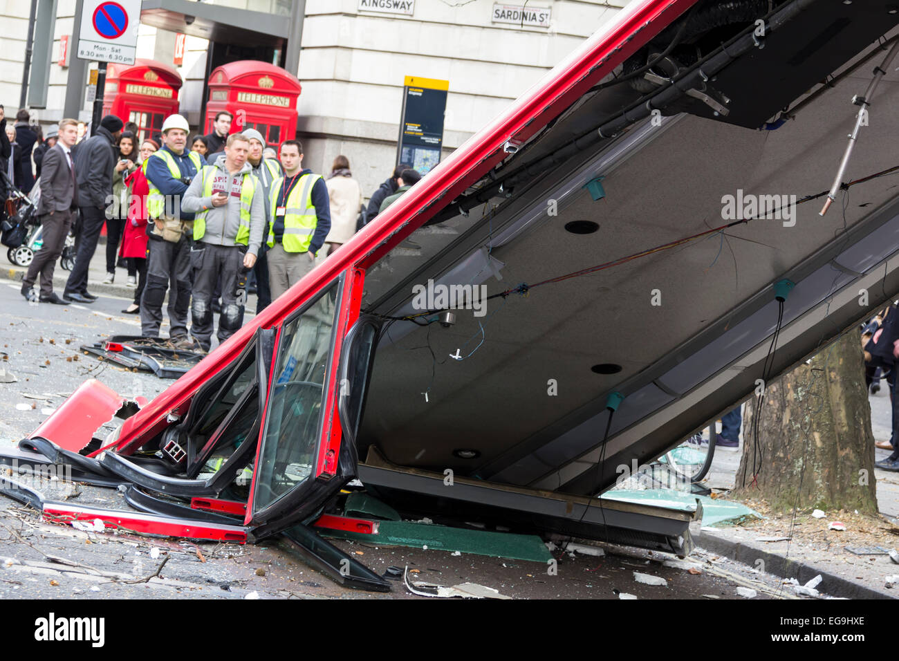 Busunfall im Zentrum von London. Detail des Daches, nach der Kollision mit eines Baums abgerissen. Stockfoto