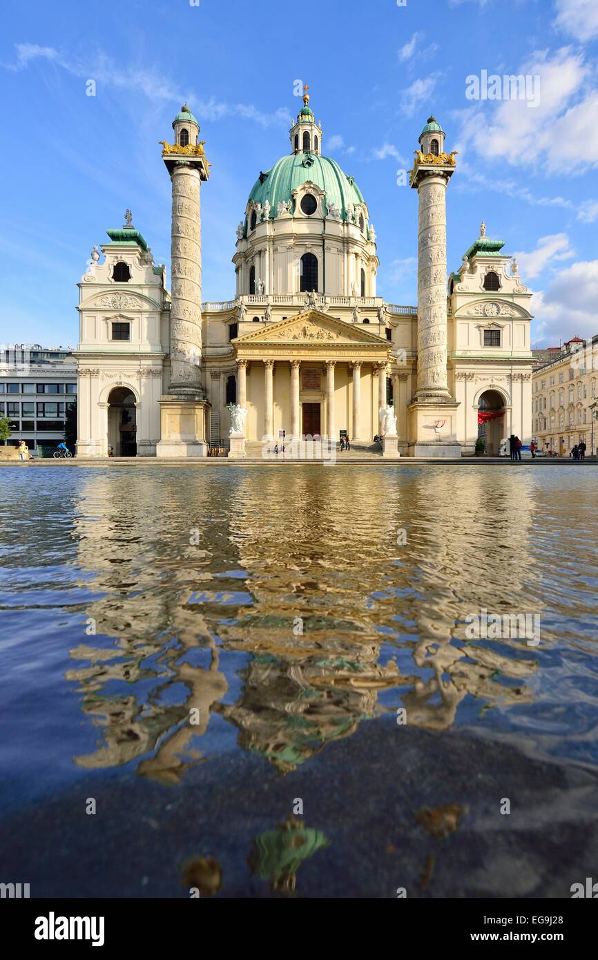 Barocke Karlskirche Kirche entworfen von Johann Bernhard Fischer von Erlach, mit Reflexionen in den Wasserbecken Stockfoto