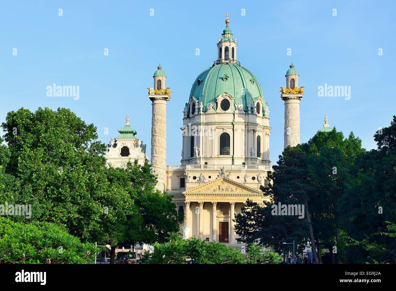 Resselpark mit der barocken Karlskirche Kirche, entworfen von Johann Bernhard Fischer von Erlach, Karlsplatz Quadrat, Vienna Stockfoto