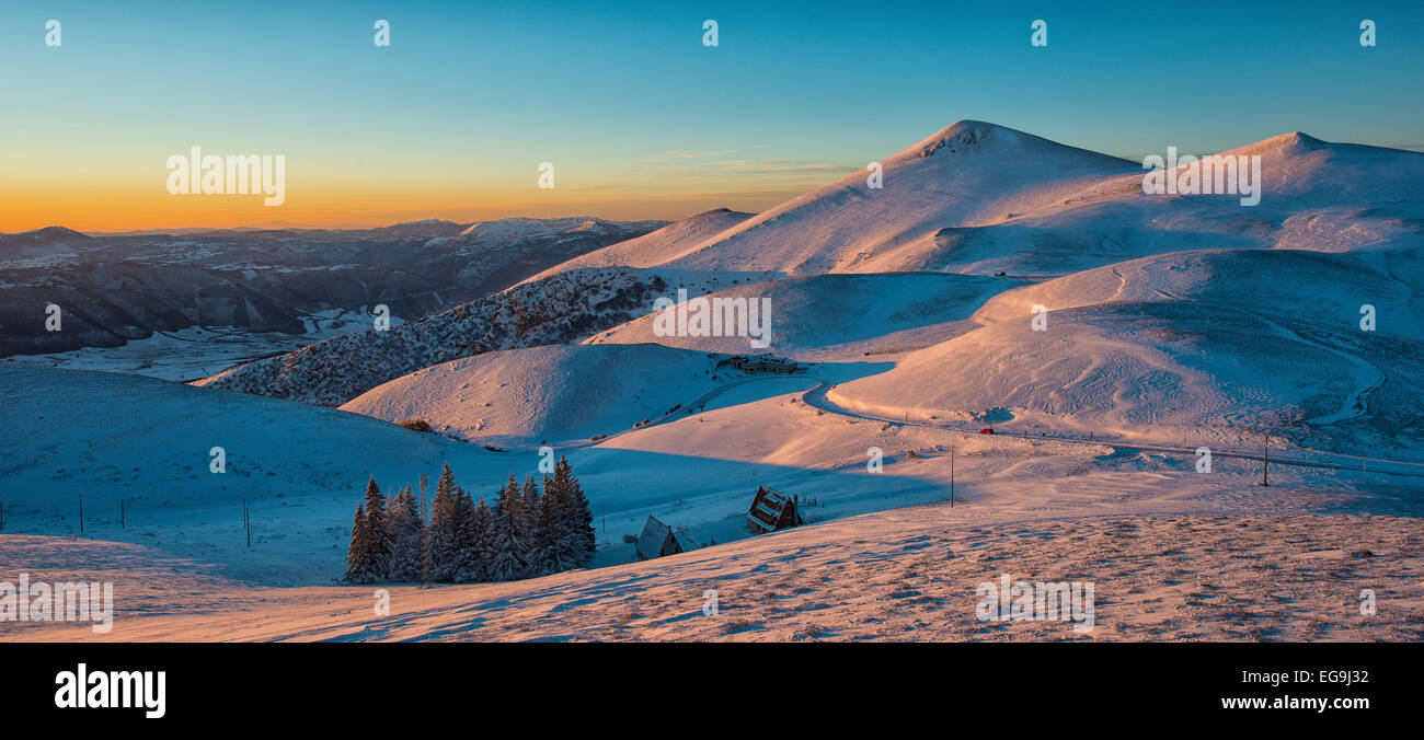 Berge bei Sonnenuntergang im Winter, Nationalpark Monti Sibillini Berge, Umbrien, Italien Stockfoto