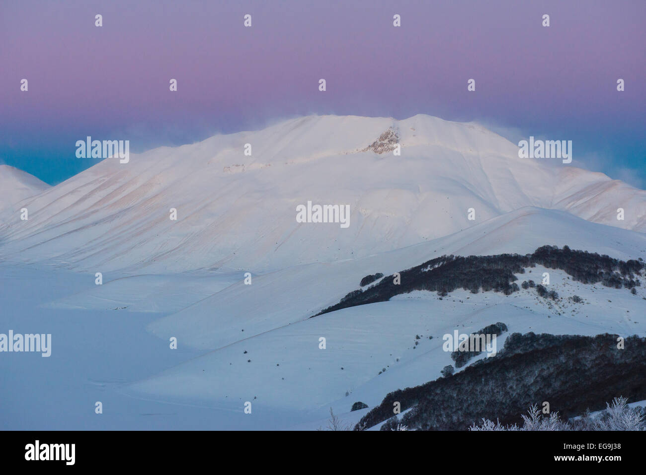 Monte Vettore bei Sonnenuntergang im Winter, Nationalpark Monti Sibillini Berge, Umbrien, Italien Stockfoto