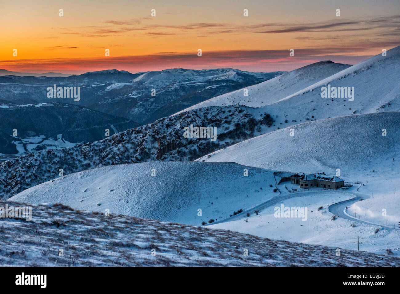 Sibillini Berge bei Sonnenuntergang im Winter, Umbrien, Italien Stockfoto