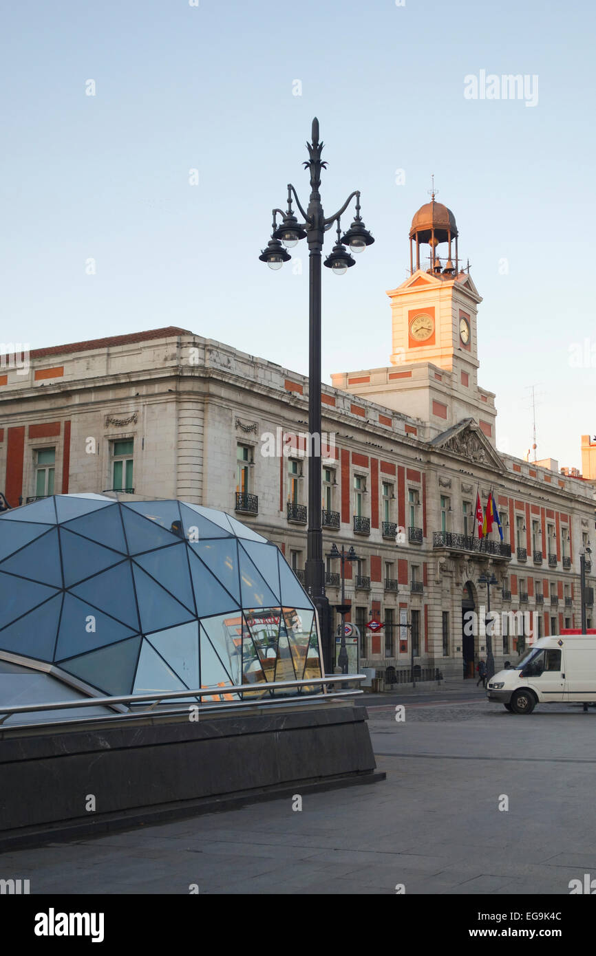 Puerta del Sol, Square, alte Postgebäude, Real Casa de Correos und u-Bahn Eingang. Madrid, Spanien. Stockfoto