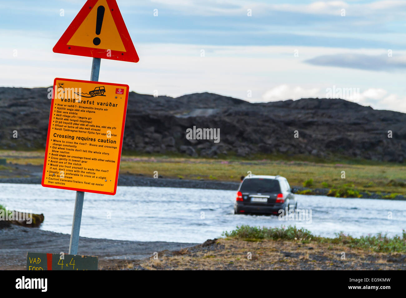 Allrad Fahrzeug fording eines Flusses. Askja Caldera Route. Zentralen Hochland. Island, Europa. Stockfoto