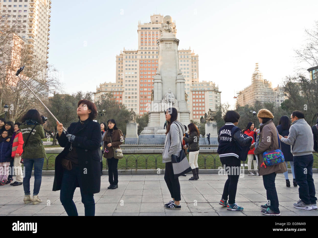 Madrid. Chinesische Touristen an der Plaza de España, dem spanischen Platz, mit dem Denkmal für Miguel de Cervantes, Madrid, Spanien. Stockfoto