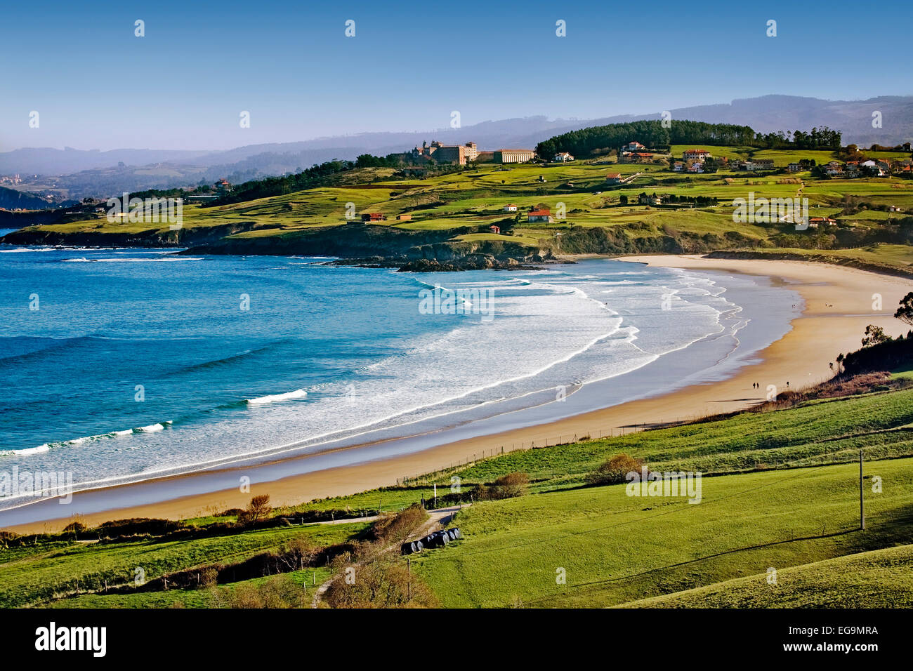 grüne Wiesen Oyambre Strand Comillas Kantabrien Spanien Prados Verdes y Playa de Oyambre Comillas Kantabrien españa Stockfoto