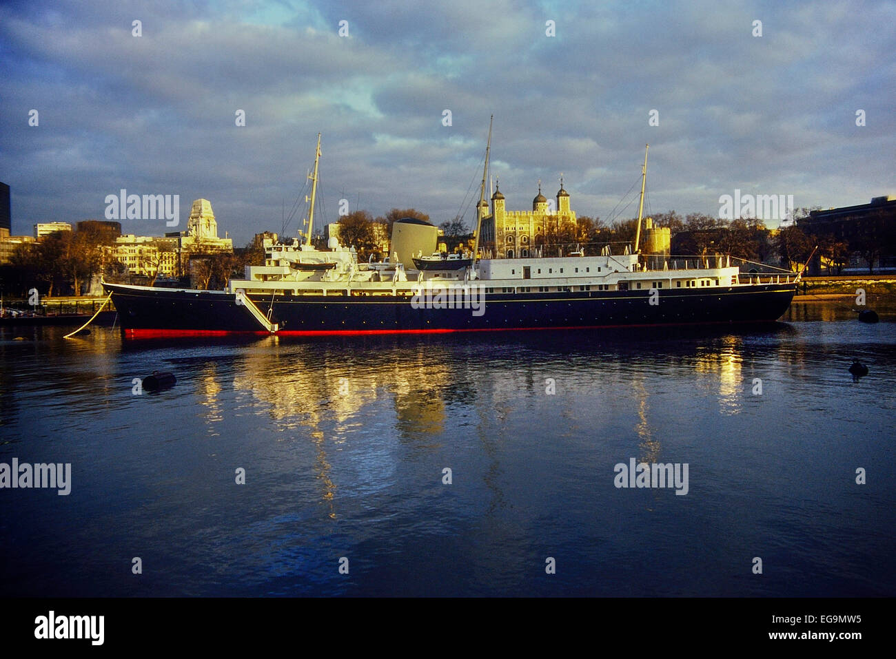 Die Royal Yacht Britannia günstig neben dem Tower von London. England, UK. Ca. 80er Stockfoto