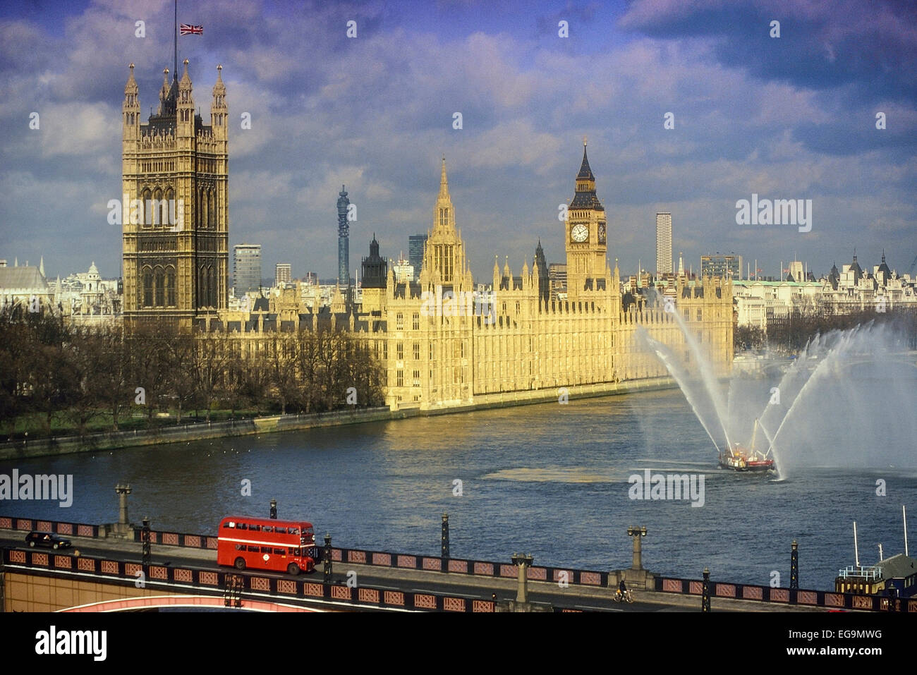 London-Phoenix Feuer Boot es ist Spritzwasser Düsen außerhalb Houses of Parliament Stockfoto