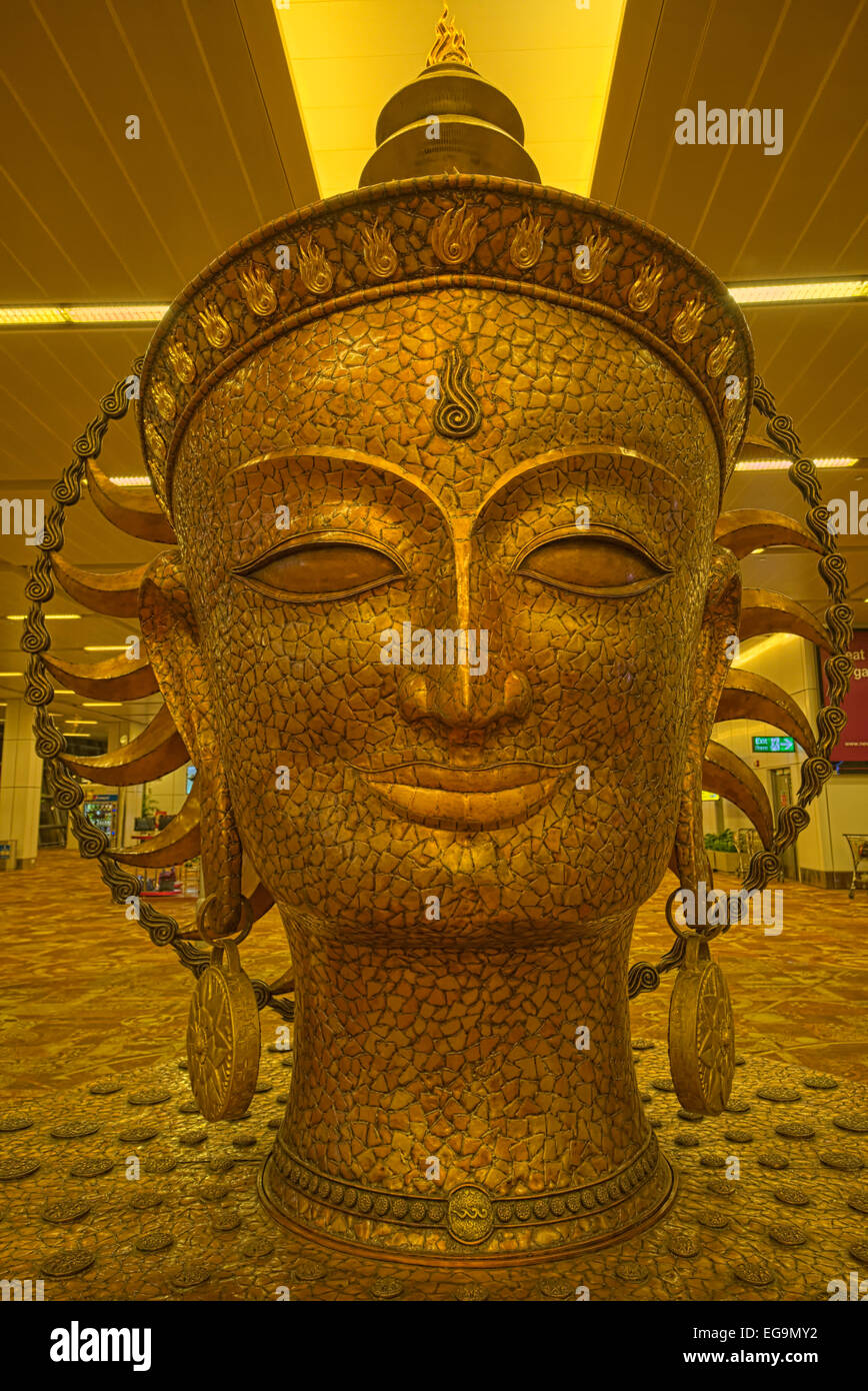 Hier ist die Bronzeskulptur des Leiters der Surya am Delhi International Airport Terminal 3, der Hindu-Gottheit der Sonne Stockfoto