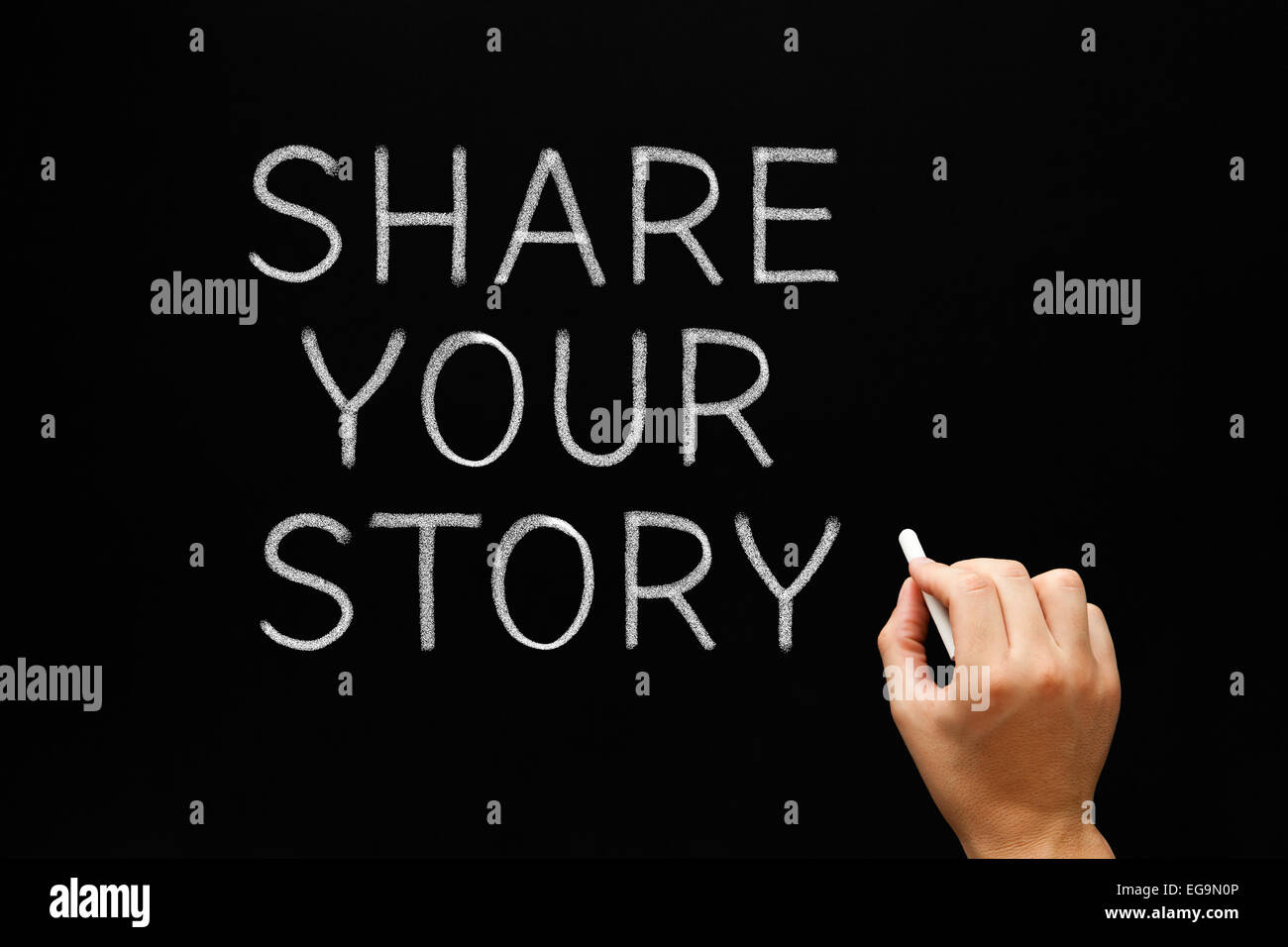 Hand-Share Your Story mit weißer Kreide auf eine Tafel zu schreiben. Stockfoto
