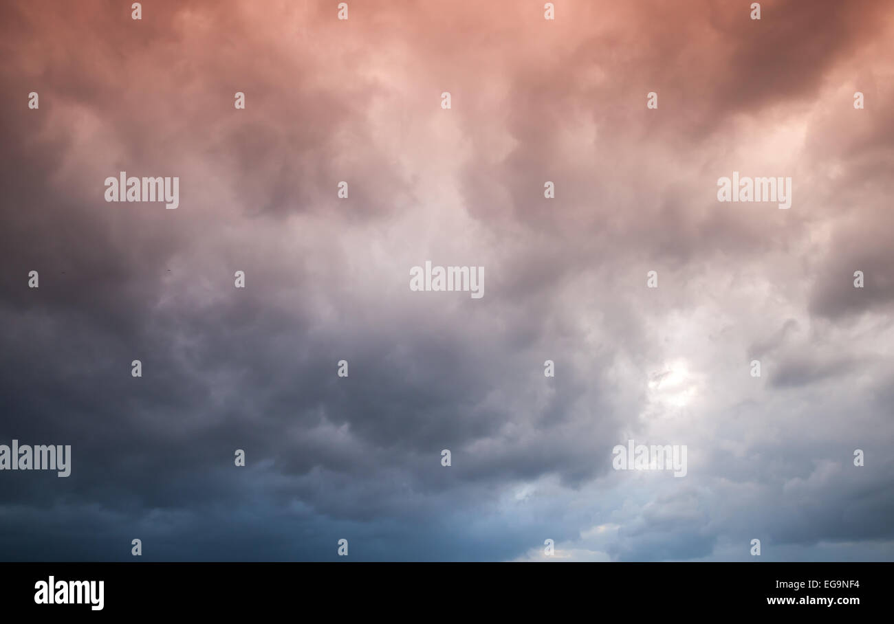 Bunte dunkle stürmische bewölkten Himmel. Natürliche Fotohintergrund Stockfoto