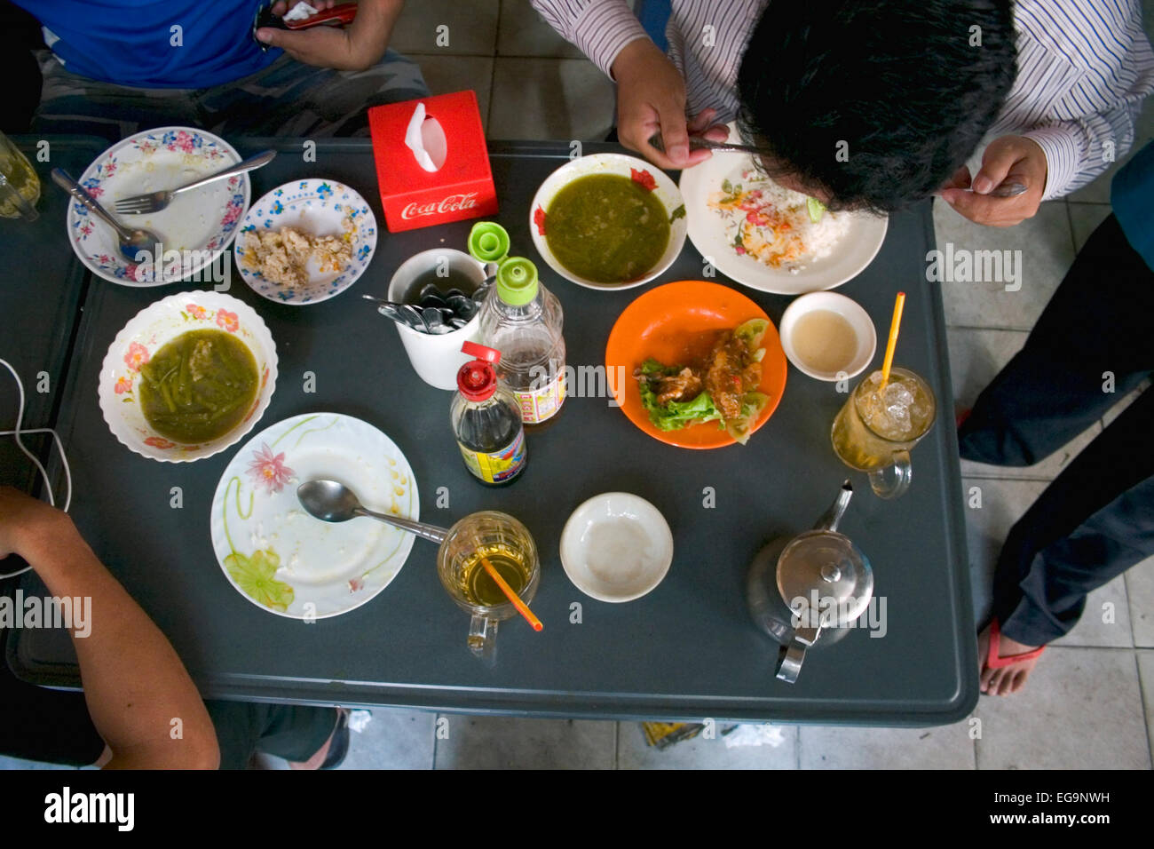 Eine Gruppe von Männern Essen Straße auf einem Tisch im Mittagessen vor Ort in Phnom Penh, Kambodscha. Stockfoto
