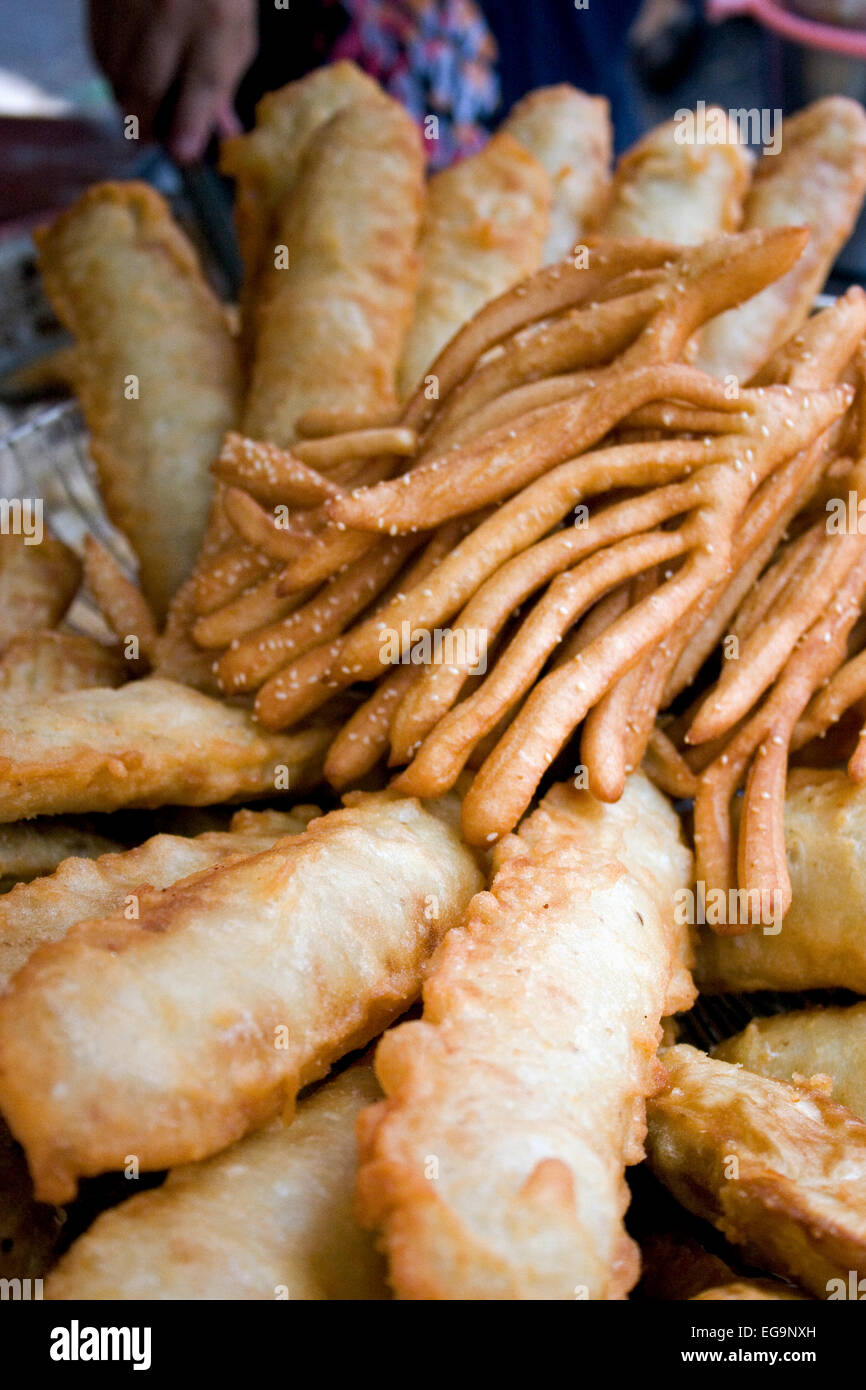 Brot in heißem Öl gebraten ist verfügbar als Straße Nahrung auf einer Stadtstraße in Phnom Penh, Kambodscha. Stockfoto