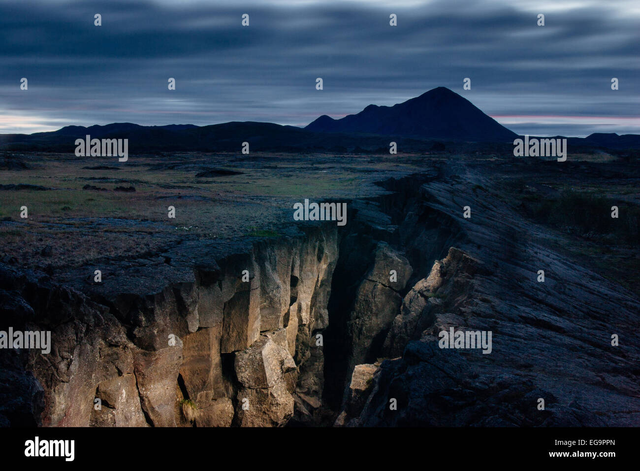 Divergierende Platten in einer vulkanischen Spalte Zone, Myvatn, Island die Risse mit einem Blitzlicht, Myvatn Island erleuchtete Stockfoto