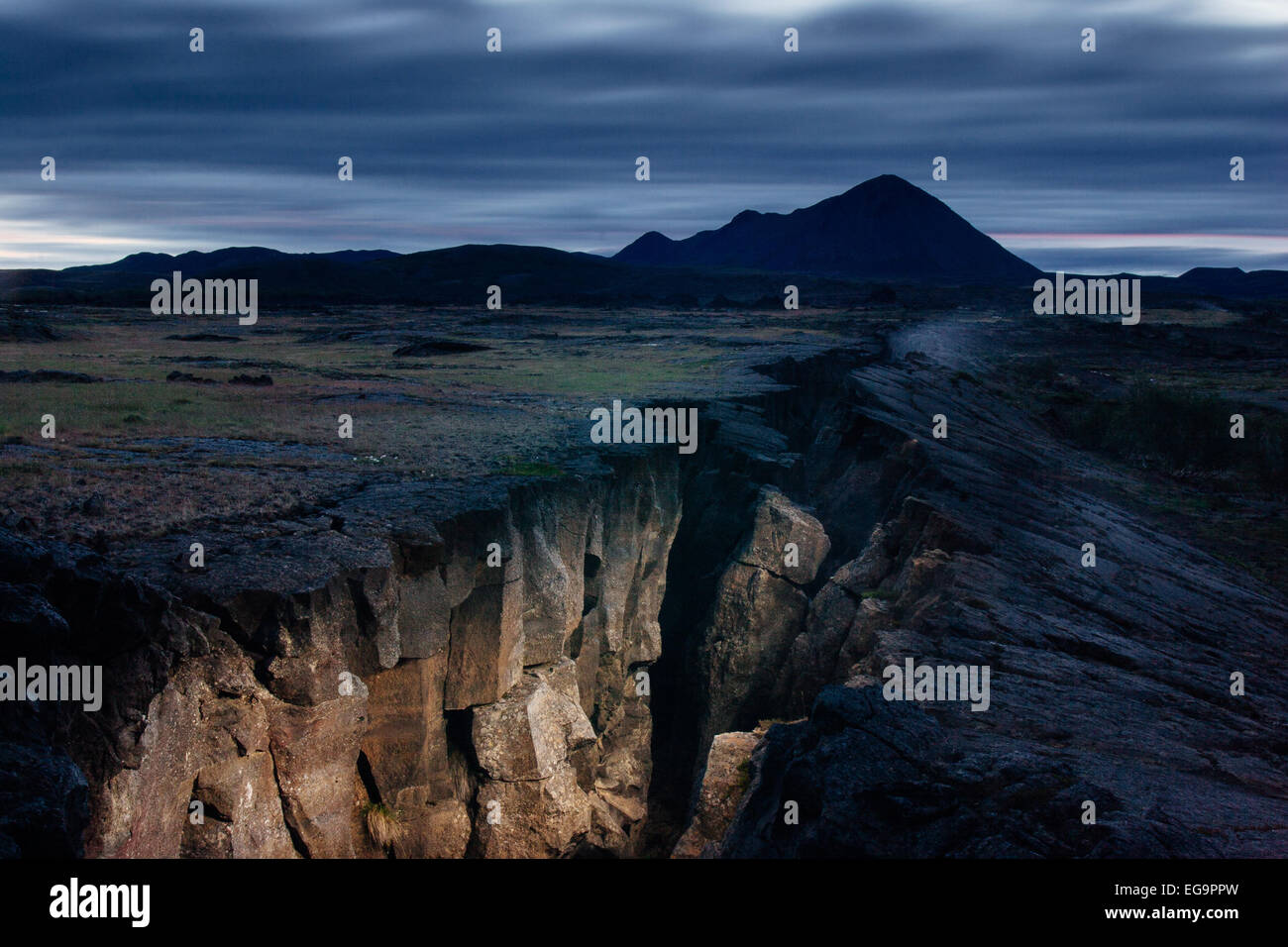 Divergierende Platten in einer vulkanischen Spalte Zone, Myvatn, Island die Risse mit einem Blitzlicht, Myvatn Island erleuchtete Stockfoto