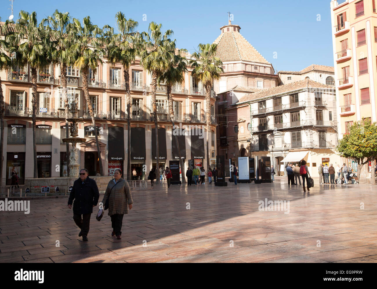 Menschen, die zu Fuß über Plaza Constitución, Malaga, Spanien Stockfoto