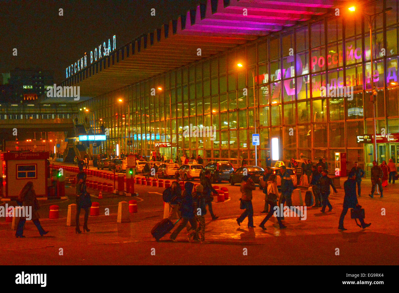 Kursker Bahnhof in Moskau. Nacht Stockfoto