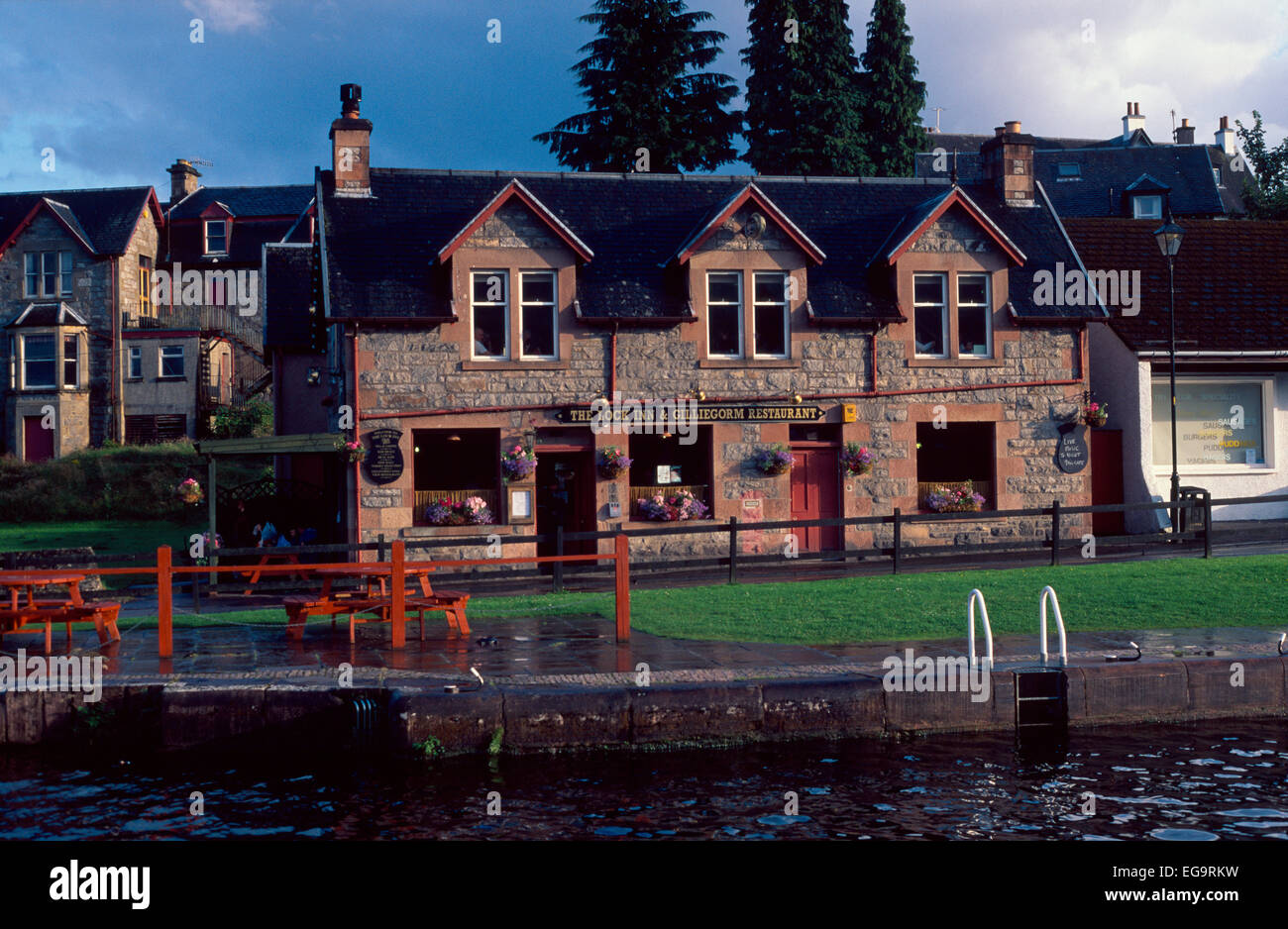 Das Lock Inn mit der klaren Sonne eines Clearing-Regen. Fort Augustus, Schottland Stockfoto