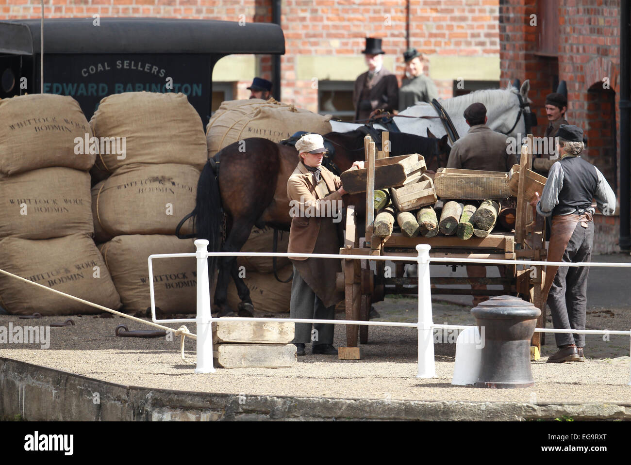 Mia Wasikowska, Lindsay Duncan und Ed Speleers film Szenen für "Alice im Wunderland: Through the Looking Glass vor Ort mit Gloucester: Atmosphäre wo: Gloucester, Großbritannien wenn: 18. August 2014 Stockfoto